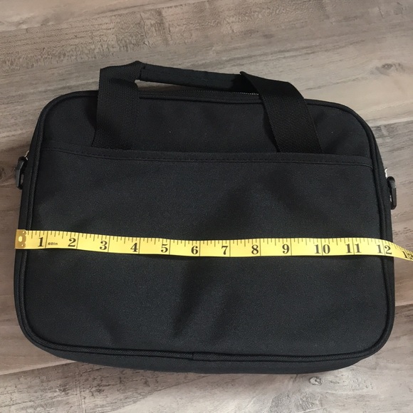 Swiss Gear by Wenger computer and Tablet crossbody bag. - Picture 2 of 9